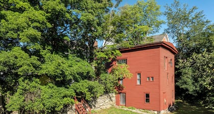 1868 CARRIAGE HOUSE-QUAINT + COZY-LESS THAN 20 MIN TO OKEMO!