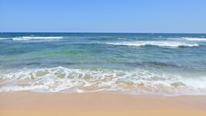 Une plage où les vagues se brisent près du rivage.