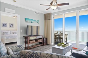 Een smart-tv, een dvd-speler en boeken