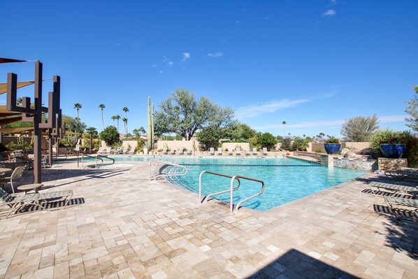 حمّام سباحة خارجي، حمّام سباحة مُدفَّأ