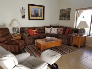 تلفزيون ذكي، مدفأة، كُتُب، ستيريو