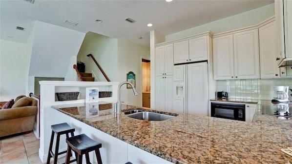 Jääkaappi, mikroaaltouuni, uuni, astianpesukone