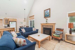Smart TV, fireplace, video games, table football - Aloha Dunes - Hot tub, EV plug, near beach, dog ok (Pacific City)