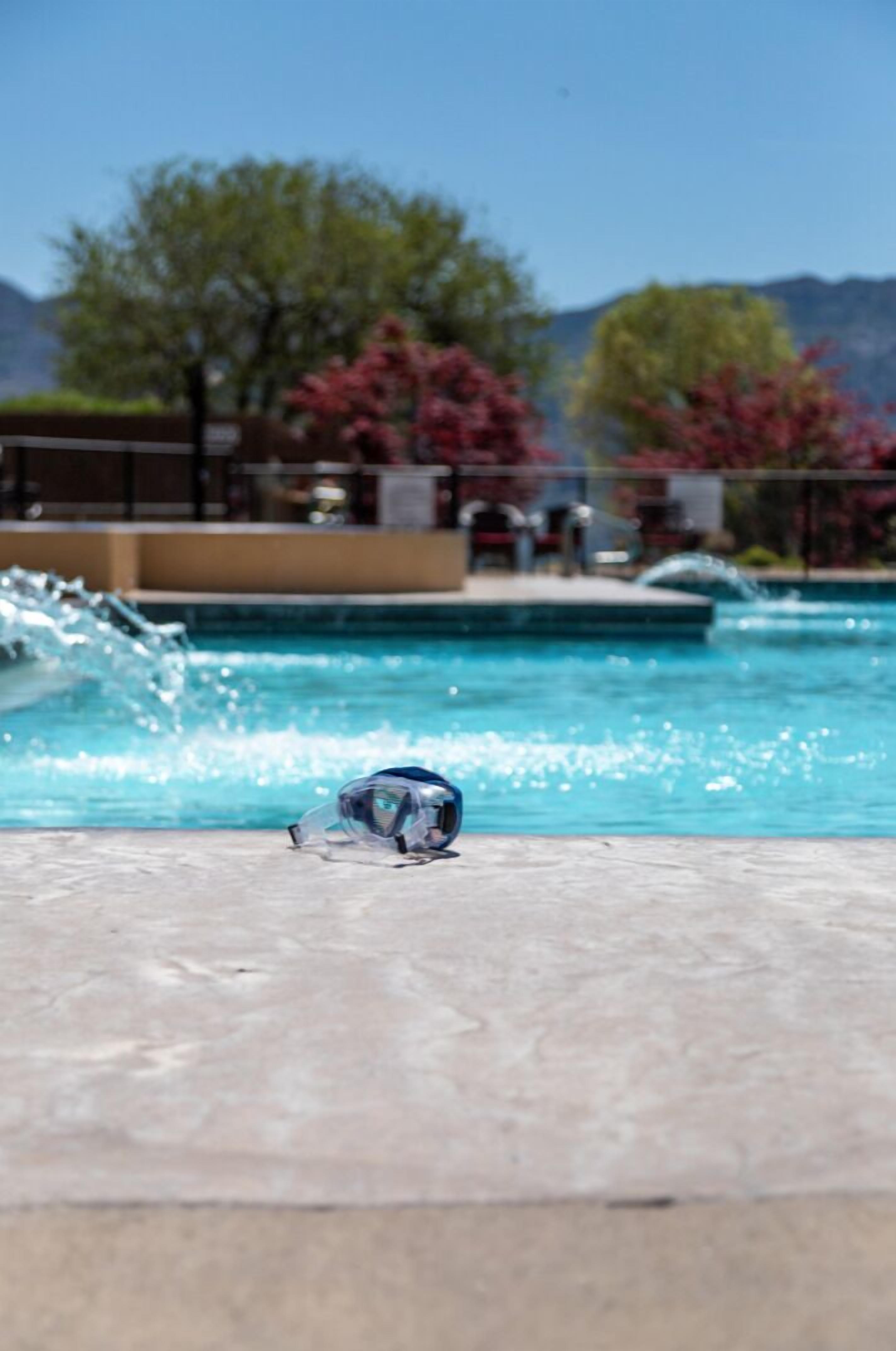 Una piscina con trampolino e boccaglio.