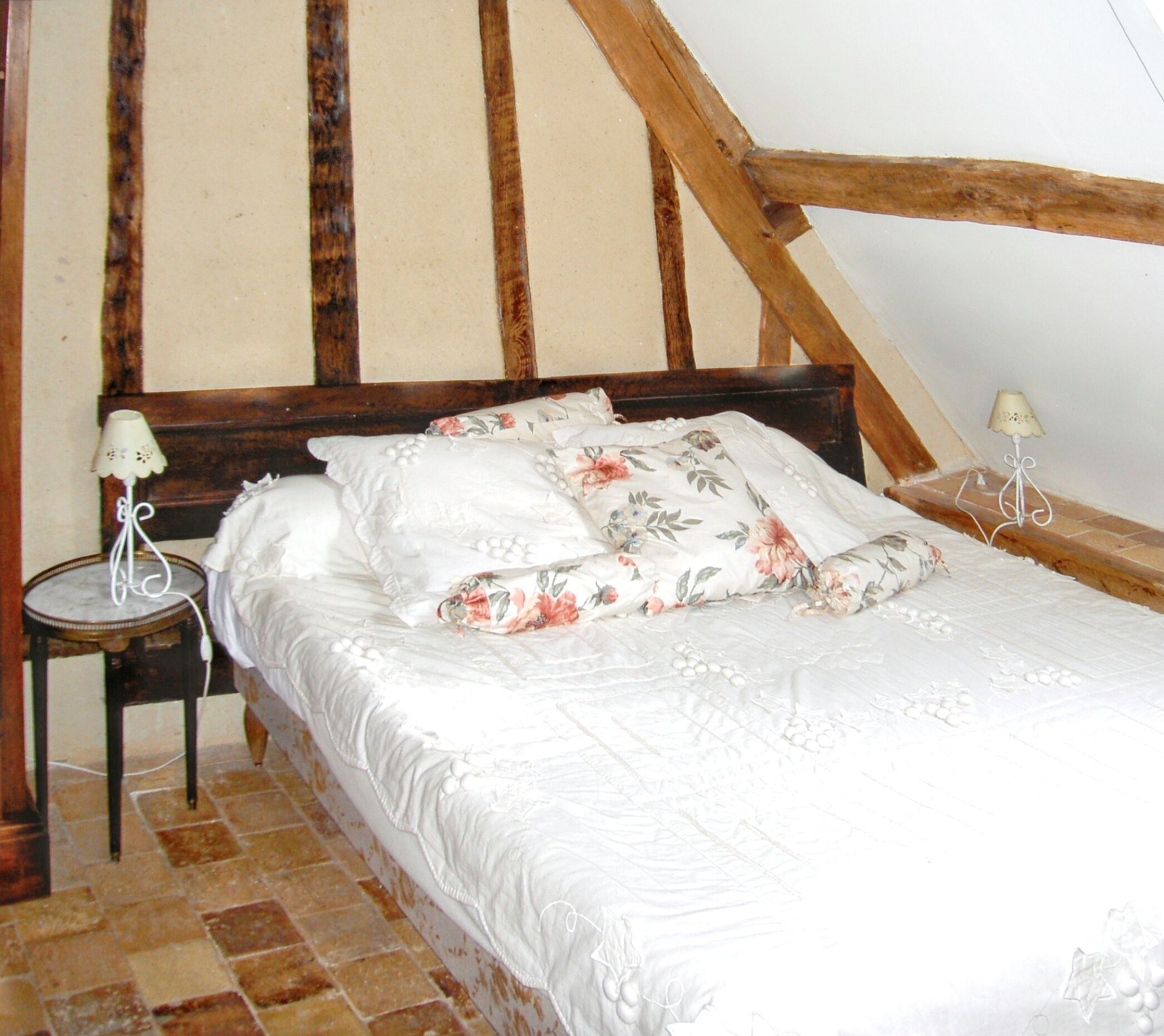 4 habitaciones, tabla de planchar con plancha y internet 