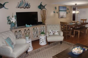 Smart TV, Netflix, Hulu, DVD player