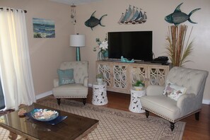 Smart TV, Netflix, Hulu, DVD player