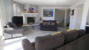 Smart TV, fireplace