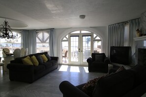 Een smart-tv en een open haard