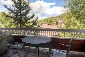 Apartamento, 1 cama de matrimonio grande con sofá cama (2311 Timberline Lodge, Trappeur's Cro) | Balcón