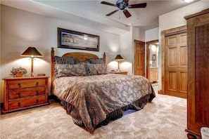 Apartment, 1 King-Bett und Schlafsofa (2311 Timberline Lodge, Trappeur's Cro) | 1 Schlafzimmer, Bügeleisen/Bügelbrett, kostenloses WLAN, Bettwäsche