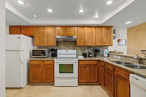 Frigorífico, microondas, horno y placa de cocina