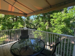 Outdoor dining - 147 Evian - Lagoon & Golf Course View, Pool/Tennis (Hilton Head Island)