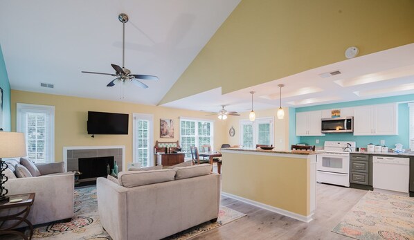 TV, DVD player, video library - 147 Evian - Lagoon & Golf Course View, Pool/Tennis (Hilton Head Island)