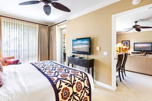 Ein Hotelzimmer mit Bett, Fernseher, Schreibtisch und Essecke.