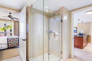 Regadera y amenidades de baño gratuitas