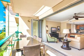 Ein modernes Hotelzimmer mit Balkon, Essbereich, Wohnbereich und Küche.