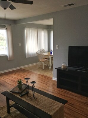 Interior - A charming 1+1 located on the hillside of Ventura w/ Ocean View (Ventura)