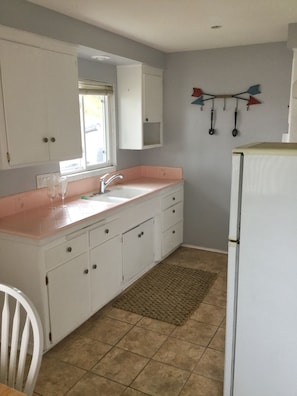 Private kitchen - A charming 1+1 located on the hillside of Ventura w/ Ocean View (Ventura)
