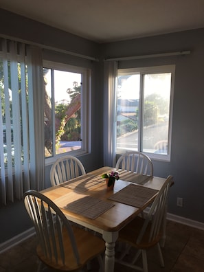 Dining - A charming 1+1 located on the hillside of Ventura w/ Ocean View (Ventura)