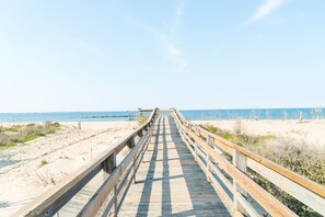 On the beach - Cozy Bay View - BeachSide, Pet Friendly, Wi-Fi (Norfolk)