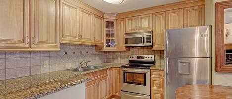 Een koelkast, een microgolfoven, een oven, een vaatwasser