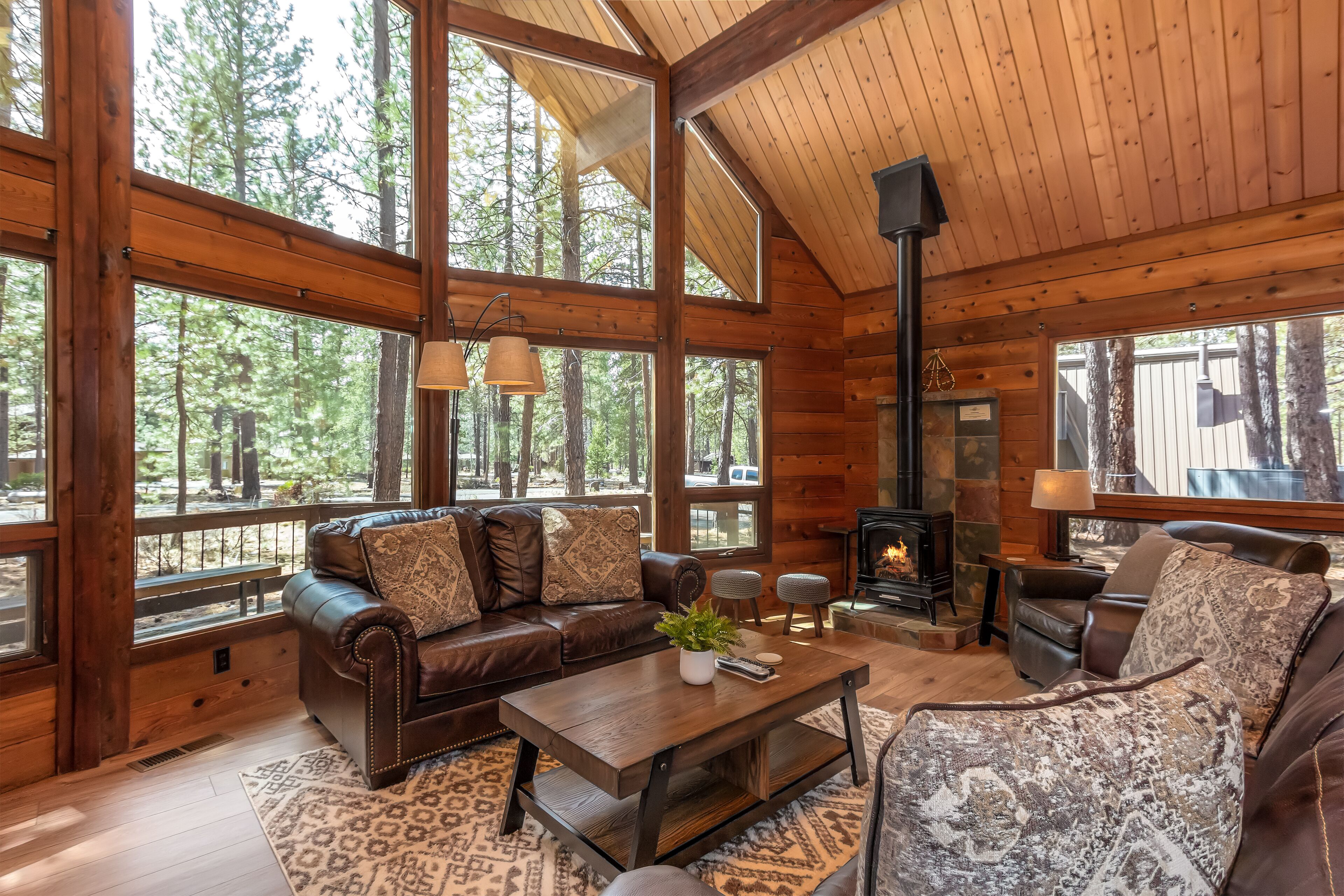Sunriver Chalet, Walk to the Village! Bikes, Gas Fireplace, Hot Tub - WOOD02