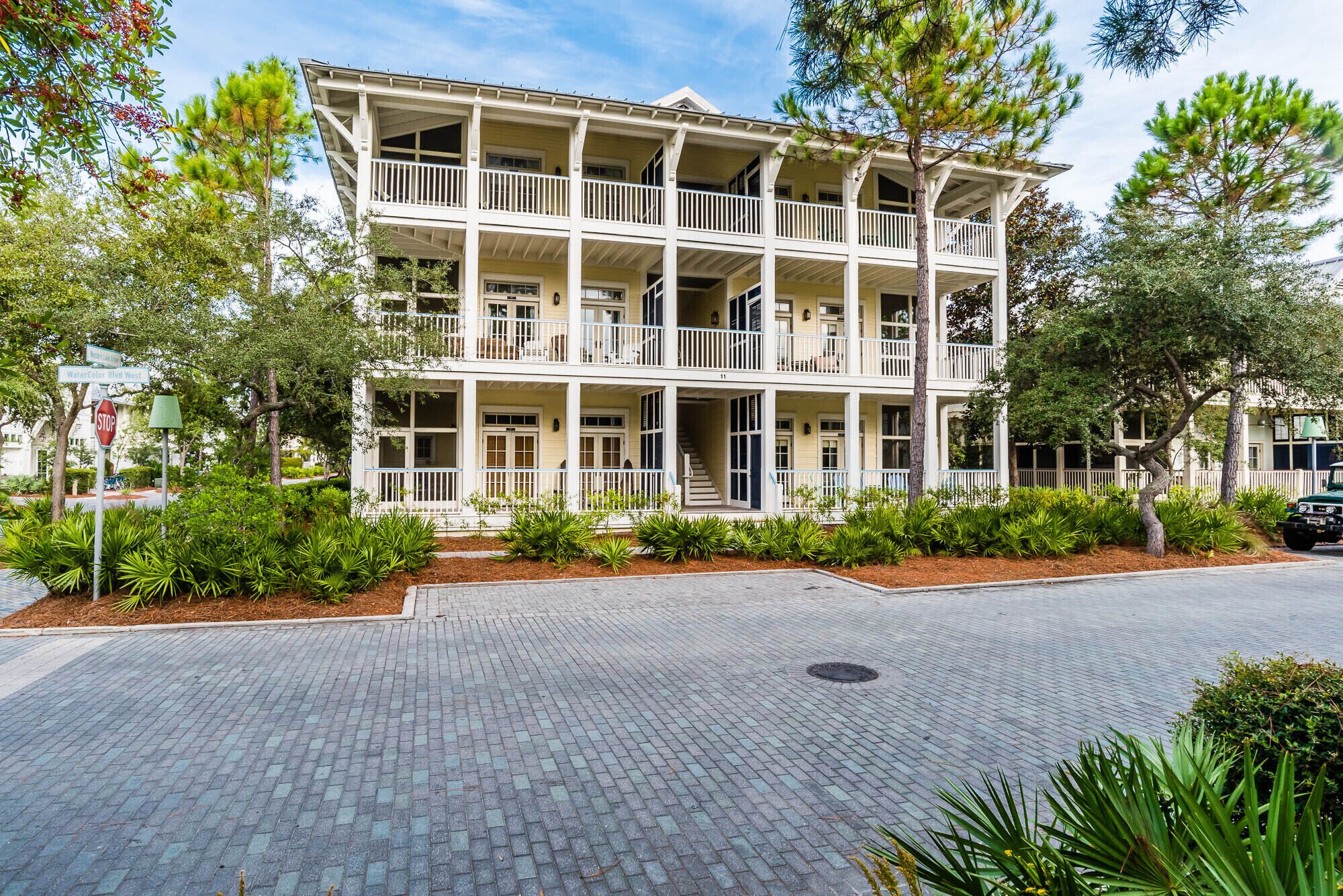 Book your Fall Getaway Now! Jetted Tub! Screened Porch! Close to Town Center!
