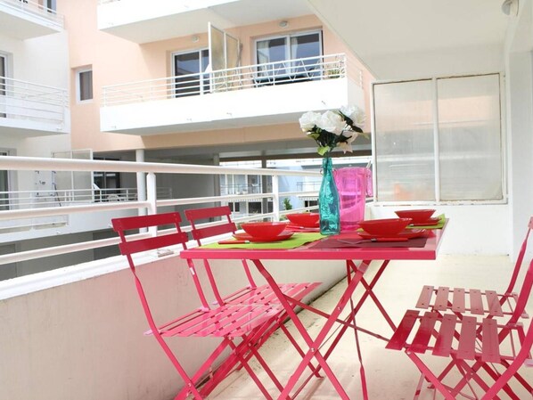 Outdoor dining - 2-room apt with balcony, private parking, quiet area (La Rochelle)