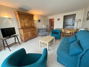 TV - Spacious Studio with Sea View, Near Shops, and Direct Beach Access (Les Sables-d'Olonne)