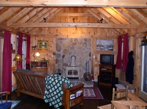 TV connectée, cheminée, chaîne hi-fi