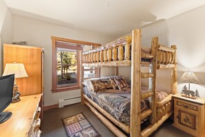 2 bedrooms, iron/ironing board, Internet, bed sheets