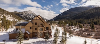 Romslig Townhouse med utsikt over hellingen, privat dekk, privat vaskerom, gratis WIFI