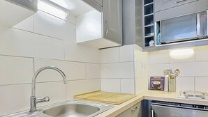 A modern kitchen with a stainless steel sink, a microwave, and a dishwasher. - Studio for 4 in Tignes ski-in/ski-out near shops (Tignes)
