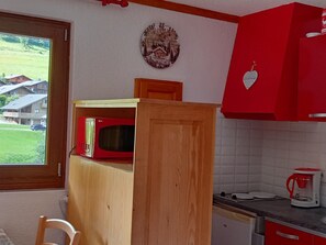 Réfrigérateur, micro-ondes, cafetière/bouilloire, grille-pain