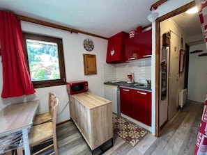 Coffee/tea maker, fridge, microwave, toaster