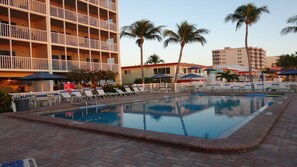 Una piscina al aire libre, una piscina climatizada