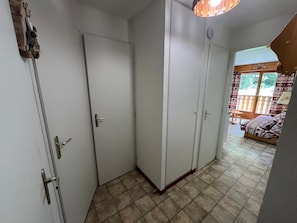 Une pièce avec un lit, une porte et une fenêtre.