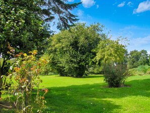 A lush green park with a variety of trees and a well-maintained lawn. - Homerez - House in Plehedel (Plehedel)