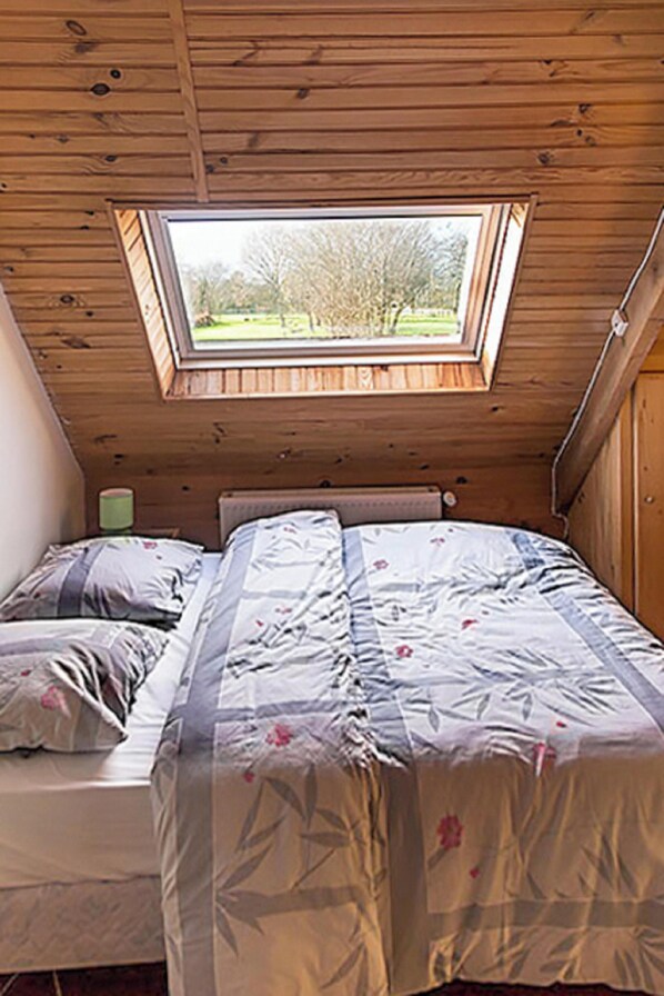2 bedrooms, iron/ironing board, travel crib, free WiFi