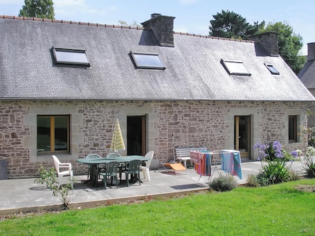 Outdoor dining. Homerez - Comfortable house in Plehedel with a fireplace