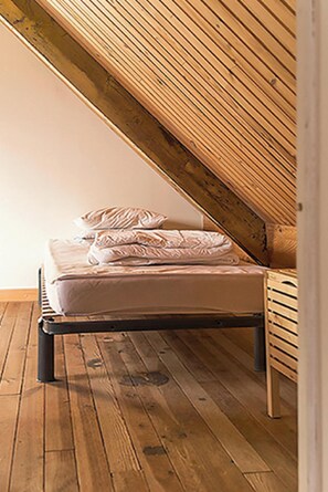 2 habitaciones, tabla de planchar con plancha y cuna de viaje 