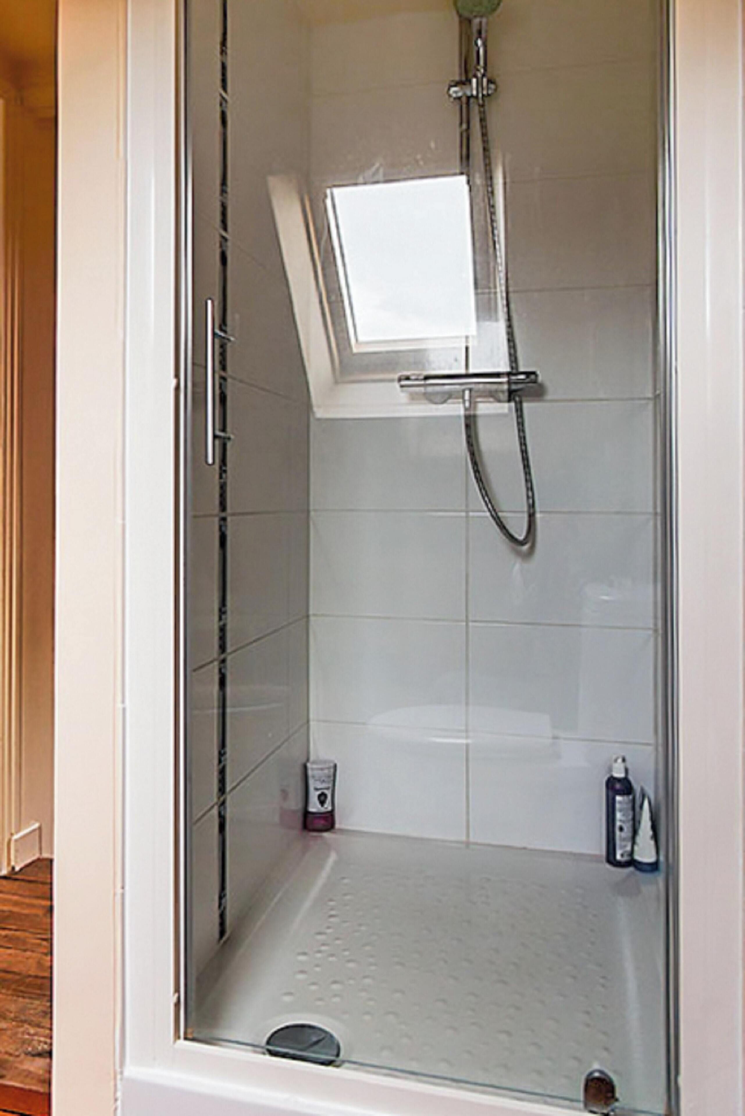 Douche, serviettes fournies