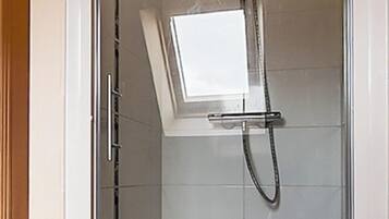 Douche, serviettes fournies