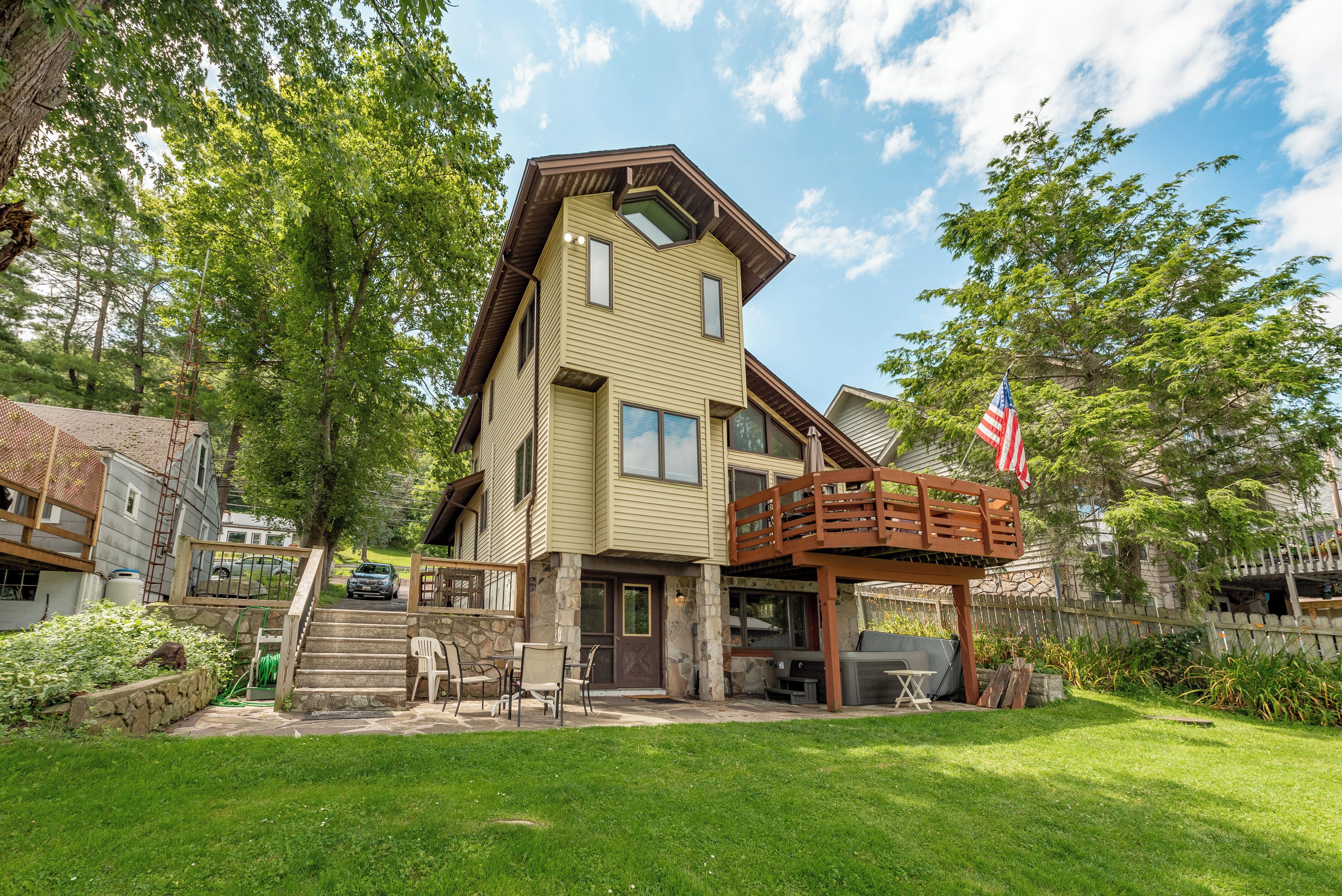 New! Smack Dab: Lakefront, Private Dock, Hot Tub, Grill, Fire Pit!