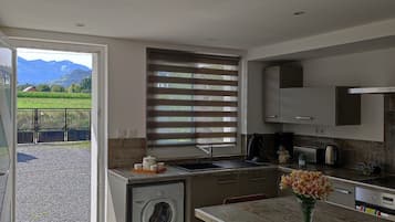 Jääkaappi, mikroaaltouuni, uuni, liesi