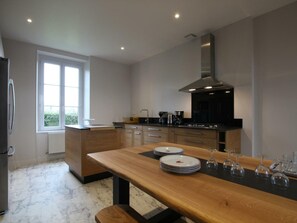Fridge, microwave, dishwasher - Spacious house with garden and pets allowed, ideal for families (La Meurdraquière)