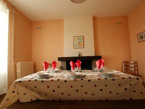 Dining - Spacious house with garden and pets allowed, ideal for families (La Meurdraquière)