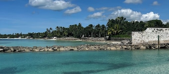 Island Comfort near both Lyford Cay and Albany Resort, Marinas and Golf Courses
