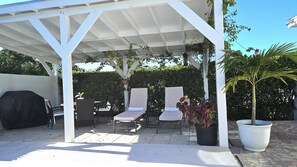 Outdoor dining - Island Comfort near both Lyford Cay and Albany Resort, Marinas and Golf Courses (Nassau)